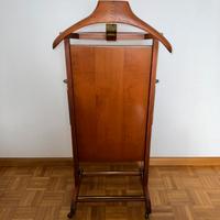 Mobile per stirare i pantaloni e appendere camicia