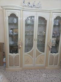 Vetrina da soggiorno in legno – Stile classico