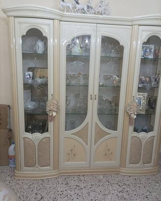 Vetrina da soggiorno in legno – Stile classico