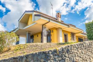 TRIFAMILIARE A FRASCATI