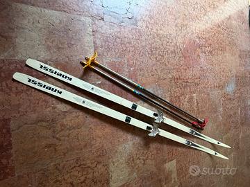 Sci vintage Kneissl con bastoncini