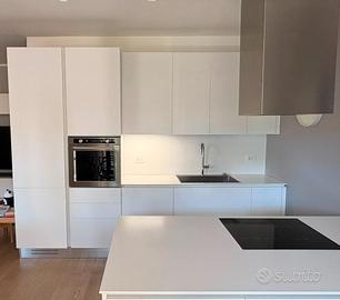Cucina completa con penisola ed elettrodomestici