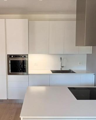 Cucina completa con penisola ed elettrodomestici
