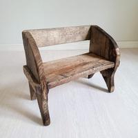 Antico sgabello rustico contadino in legno, panca