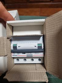 Interruttori magnetotermici trifase bticino. 