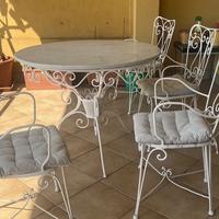 tavolo in marmo e quattro sedie in ferro battuto