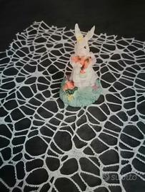 Statuetta a forma di coniglio.