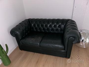 Divano verde a due posti