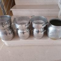 Tre casseruole per cucinare a vapore.