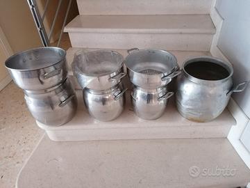 Tre casseruole per cucinare a vapore.