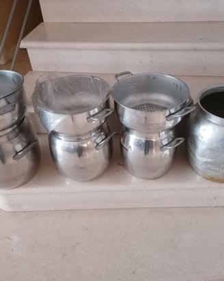 Tre casseruole per cucinare a vapore.