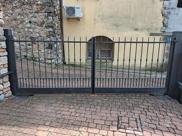 Cancello a battente in ferro motorizzato