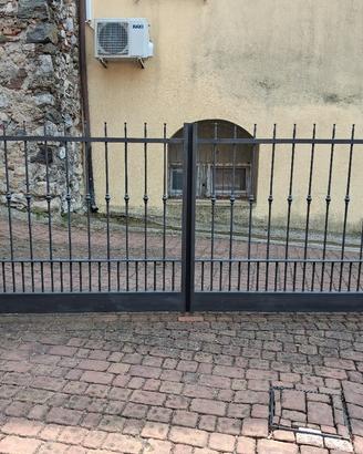 Cancello a battente in ferro motorizzato