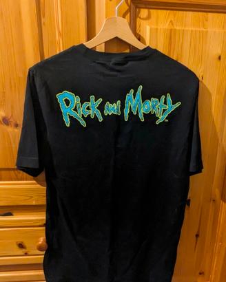 La maglietta Rick and Morty