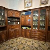 Soggiorno completo con sedie e tavolo