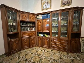 Soggiorno completo con sedie e tavolo