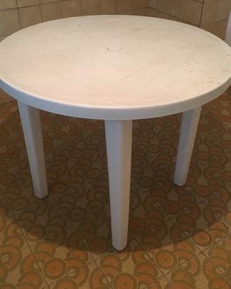 Tavolo in plastica diametro 89, altezza 73 cm.