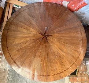 Tavolo Tondo con stella intarsiata e tanti mobili