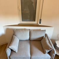 Divano 2 posti in tessuto ciniglia tortora