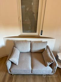 Divano 2 posti in tessuto ciniglia tortora