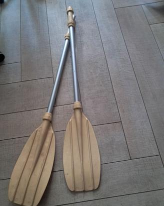 Coppia di remi da canotto.