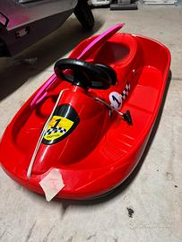 Slittino rosso con volante