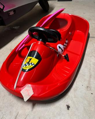 Slittino rosso con volante