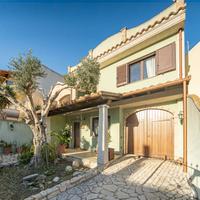 Villetta con cortile fronte e retro