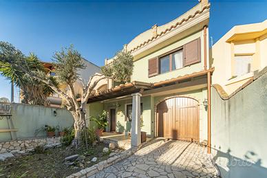 Villetta con cortile fronte e retro