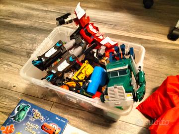 scatola di giocattoli di tutti i tipi 