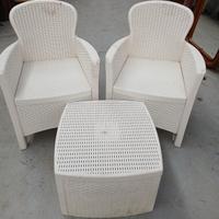 2 poltrone + tavolino in plastica