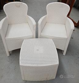 2 poltrone + tavolino in plastica