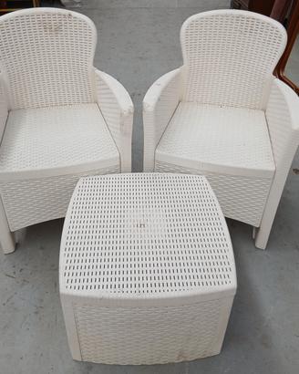 2 poltrone + tavolino in plastica