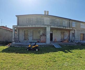 Villa al grezzo con due garage