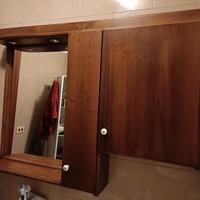 mobiletto bagno in legno con specchio