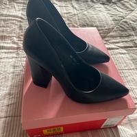 Scarpe decollete nere a punta