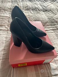 Scarpe decollete nere a punta