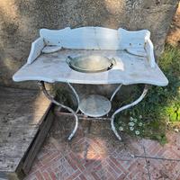 lavabo in marmo con vacile