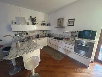 Cucina marca aron con piano in marmo arabescato