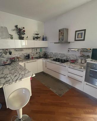 Cucina marca aron con piano in marmo arabescato