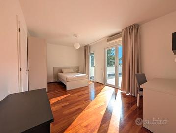 Ampia camera con bagno privato e balcone da sett