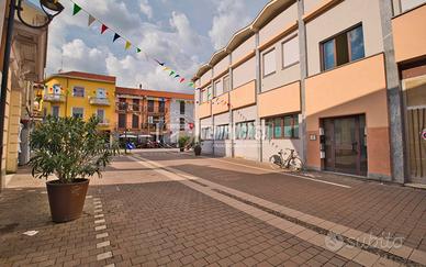 COMPLESSO DI TRE APPARTAMENTI IN CENTRO ROMENTINO!