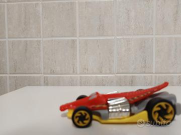 Sorpresa Kinder 2024 macchina hot wheels