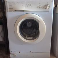 Lavatrice, cucina-gas, recipienti olio, damigiane