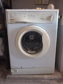 Lavatrice, cucina-gas, recipienti olio, damigiane