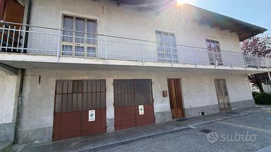 Terra tetto libera su tre lati con box auto