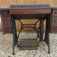 Antica Singer a pedale con mobile.