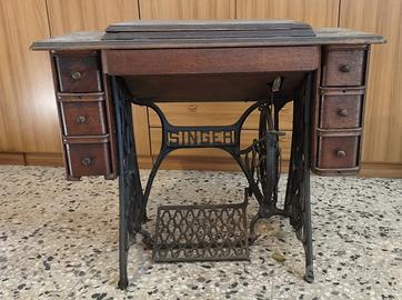 Antica Singer a pedale con mobile.