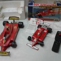 Gioco vecchio Ferrari F1 e una radiocomandata 