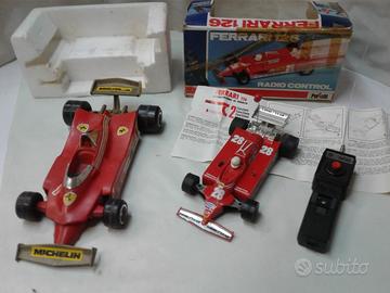 Gioco vecchio Ferrari F1 e una radiocomandata 